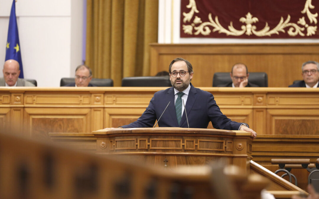 Núñez ofrece a Page un pacto para reclamar la dimisión de Sánchez y retirarle el apoyo a la Secretaría General del PSOE si pone en marcha el campamento de inmigrantes en el aeropuerto de Ciudad Real