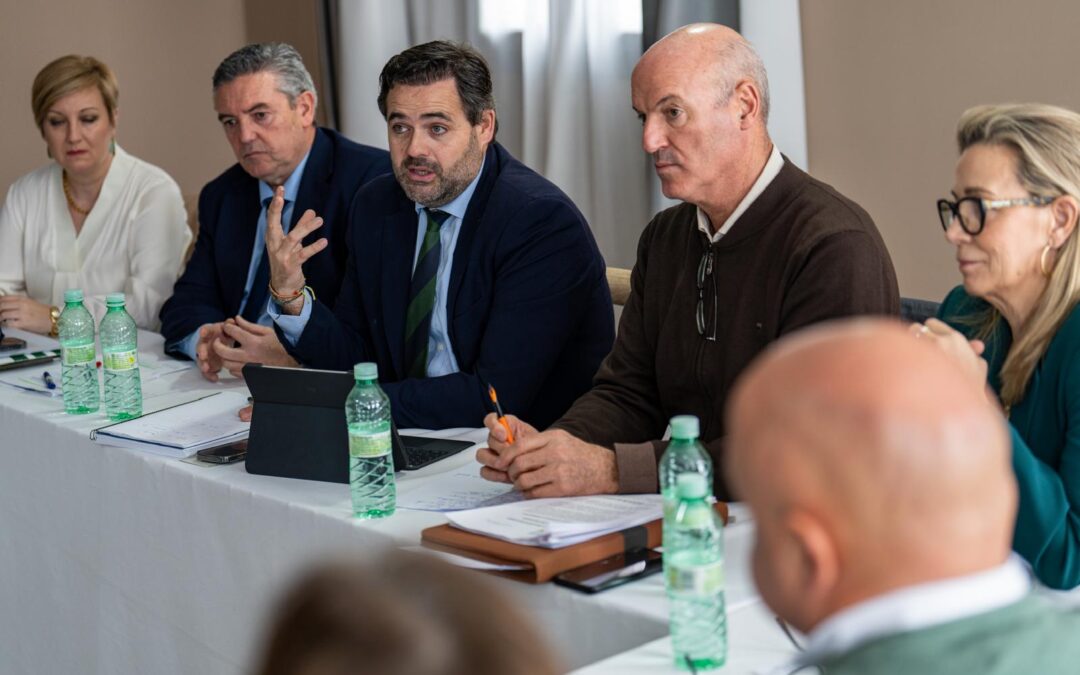 Núñez apuesta por garantizar agua para agricultores y ganaderos como eje de riqueza y empleo en Castilla-La Mancha
