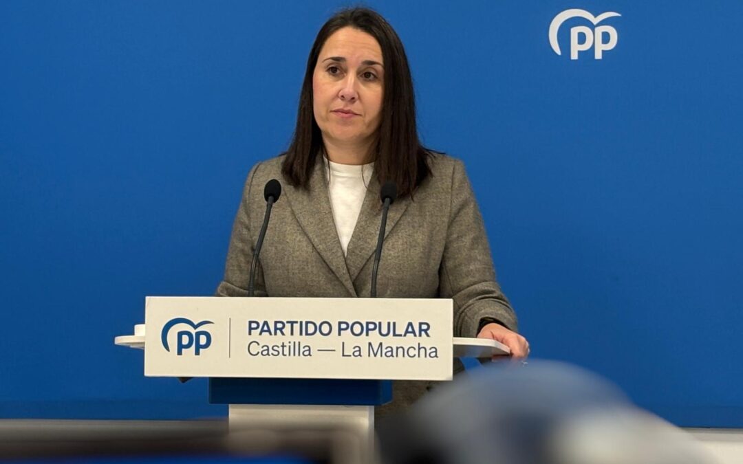 Hernández lamenta que Page defienda a Óscar Puente en lugar de pedir explicaciones por el caos ferroviario que impera en el país y que afecta directamente a Castilla-La Mancha
