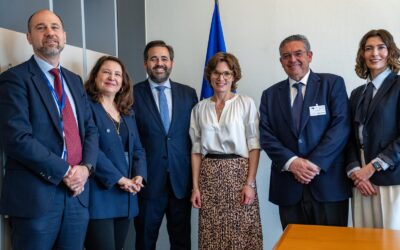 Núñez entrega el Pacto Regional del Agua a la comisaria europea y le pide ampliar la Directiva Marco para evitar el cierre de pozos en La Mancha